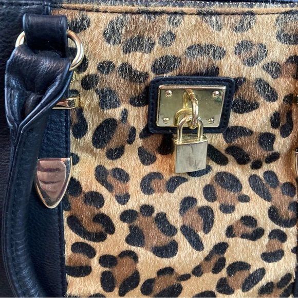 Cheetah Print Design Shoulder Bag with Locket - Picture 3 of 8